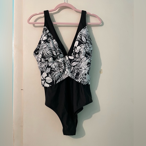 Black/white swimsuit size 18 NWT - Picture 4 of 6